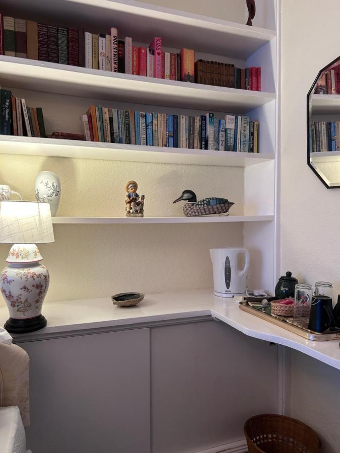 Lucy Cross Guest House ภายนอก รูปภาพ