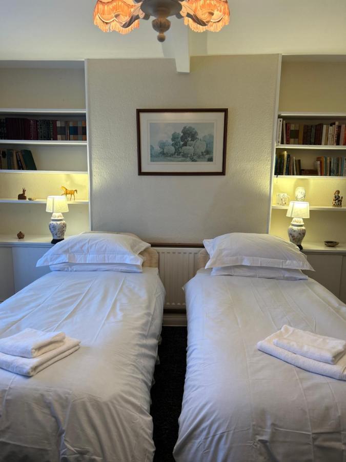 Lucy Cross Guest House ภายนอก รูปภาพ