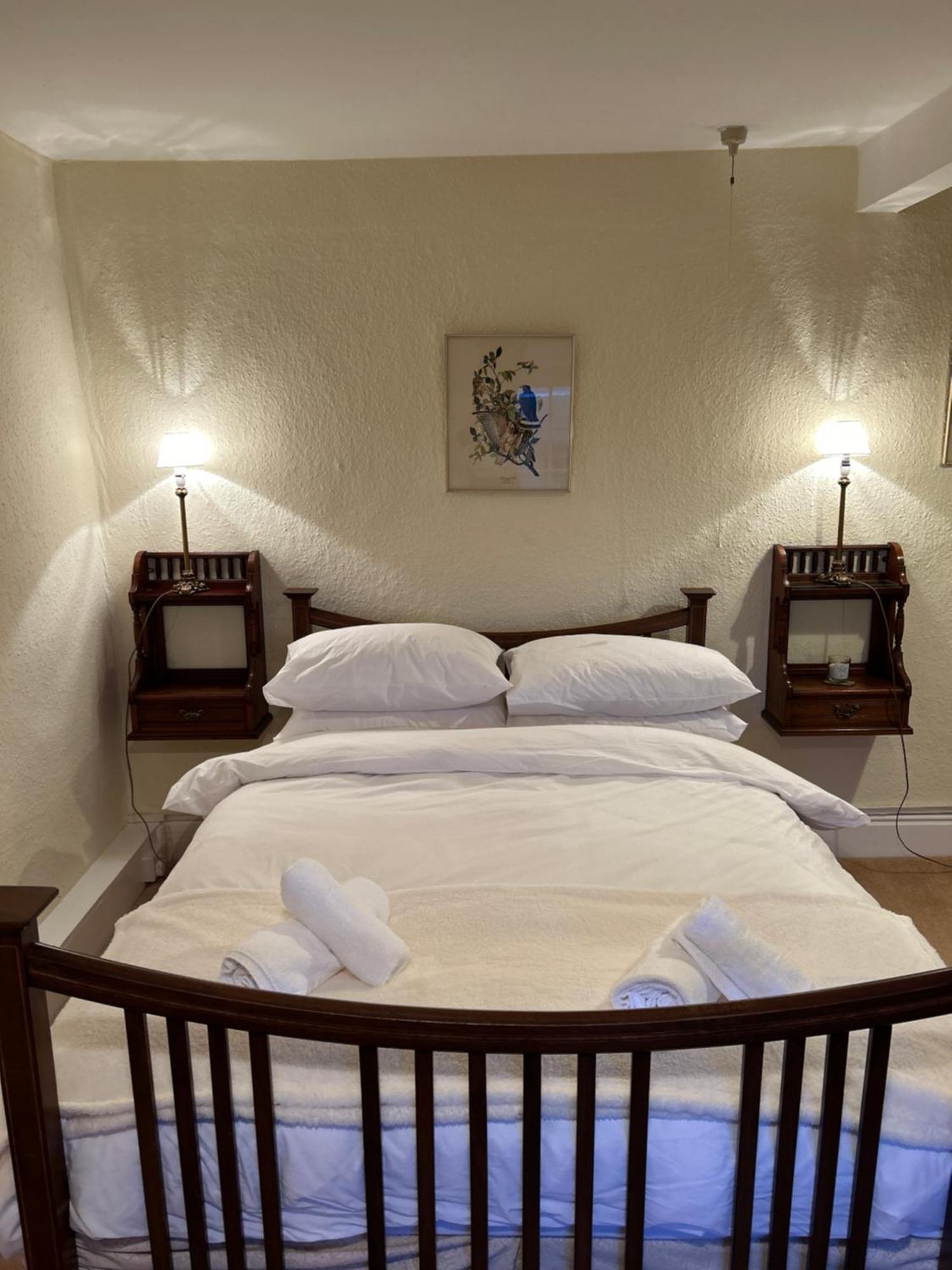 Lucy Cross Guest House ภายนอก รูปภาพ